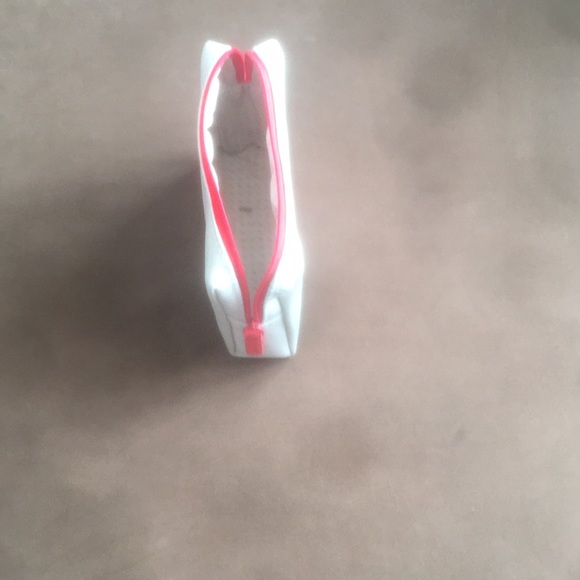 NWOT Makeup/toiletry bag New - Picture 4 of 4